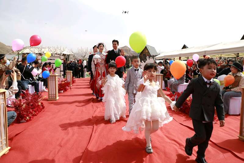 甘肃东乡：20对新人杏花丛中举办浪漫婚礼博鱼体育(图1)